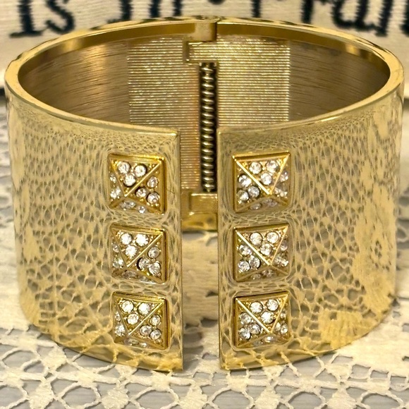 VS LIMITED EDITION SCANDALOUS CUFF BRACELET - LIKE NEW - Picture 1 of 7
